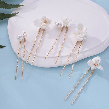 Épingles à cheveux avec perles et petites fleurs, parfaites pour un maintien élégant et une touche glamour.