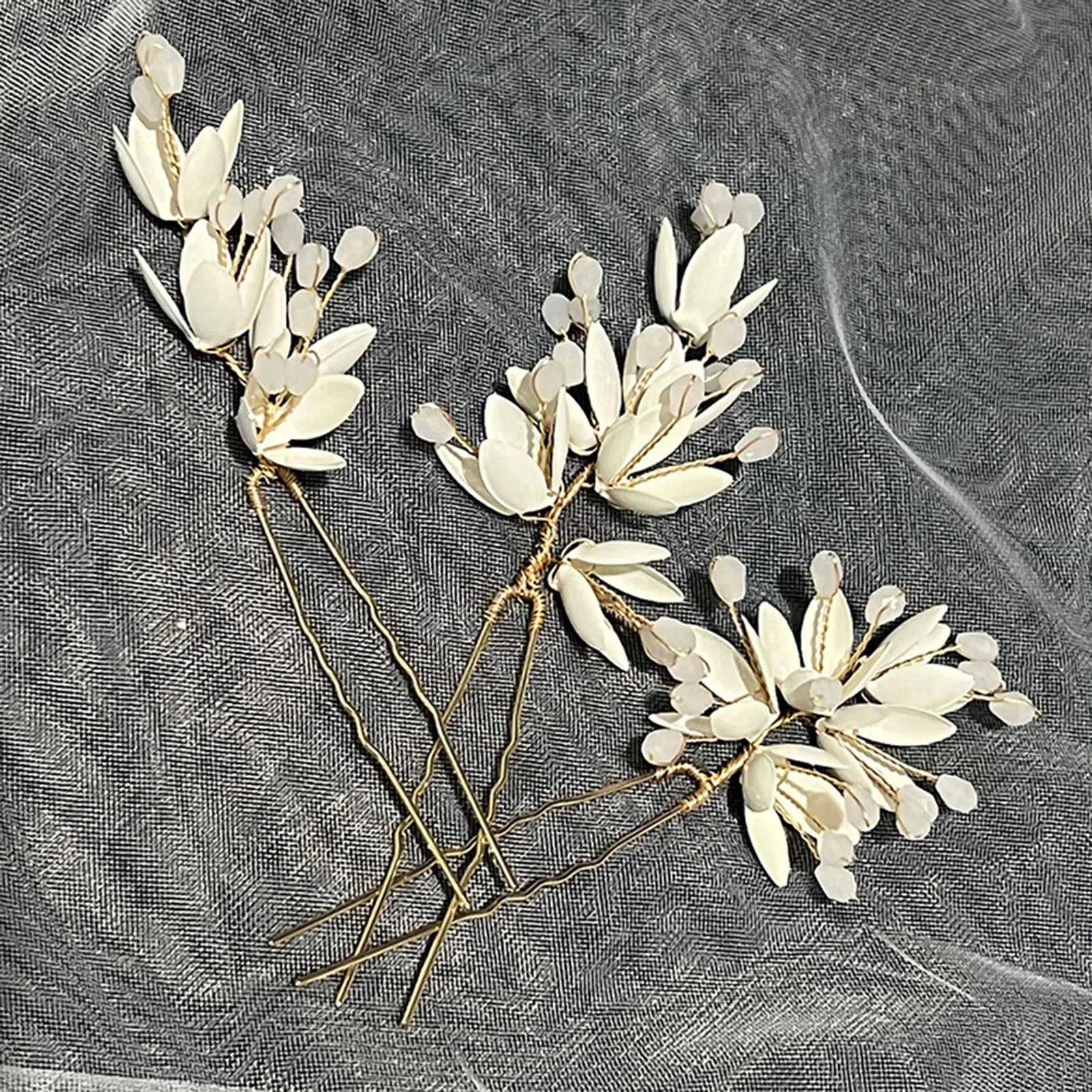 Épingles à cheveux avec perles et pétales de fleurs, parfaites pour un maintien élégant et une touche glamour.