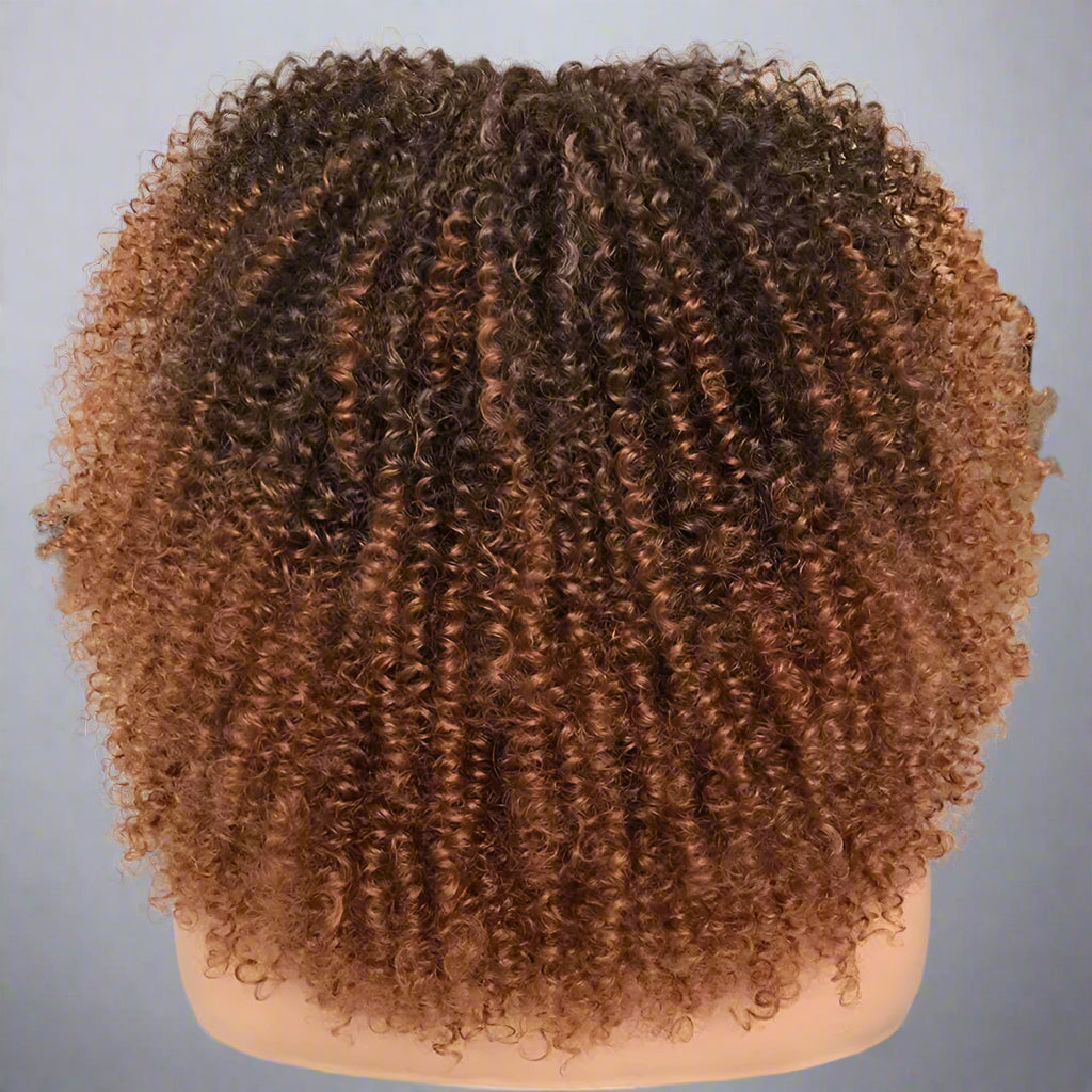 Perruque afro châtain en cheveux synthétiques, parfaite pour un volume maximal et un look audacieux ,  idéale pour un style moderne et facile à entretenir.