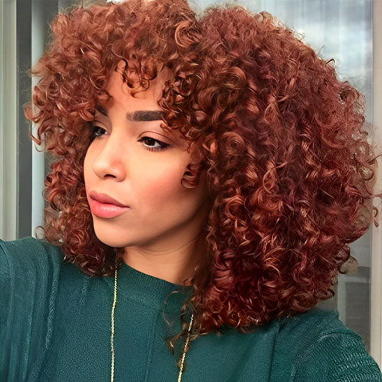 femme avec perruque afro rousse en cheveux synthétiques, parfaite pour un volume maximal et un look audacieux