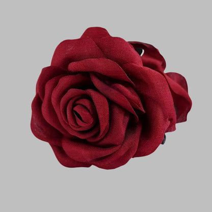 Pince à cheveux en forme de fleur, ornée d’une rose rouge élégante – un accessoire intemporel pour un look glamour ou romantique