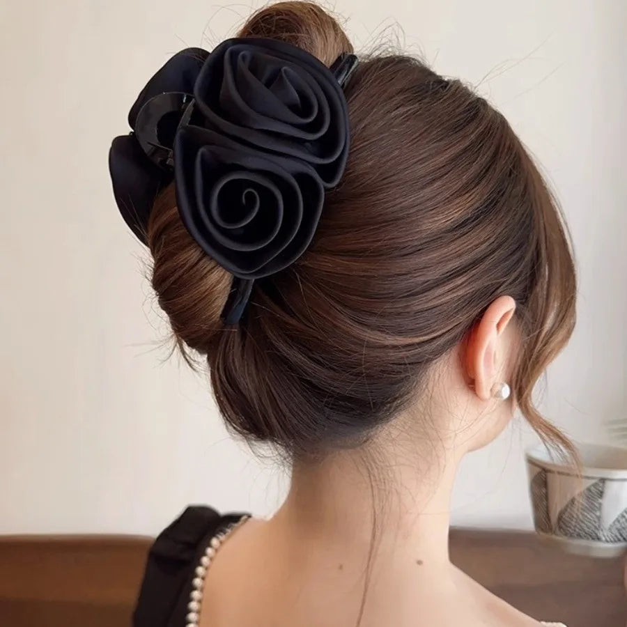 femme avec Pince à cheveux décorées de roses noires – accessoire élégant pour coiffure femme
