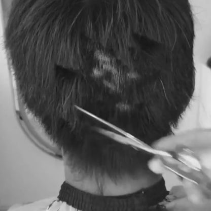 Hommes en train de se couper les cheveux à la tondeuse sans fil