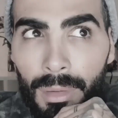 Homme qui se rase les poils du nez