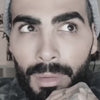 Homme qui se rase les poils du nez