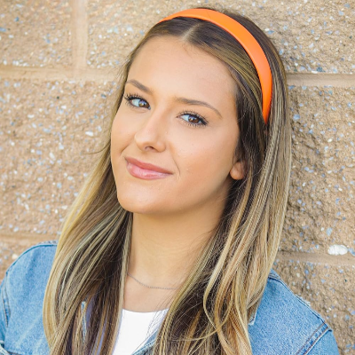Serre-tête orange, offrant un maintien léger et sécurisé, idéal pour une coiffure. 