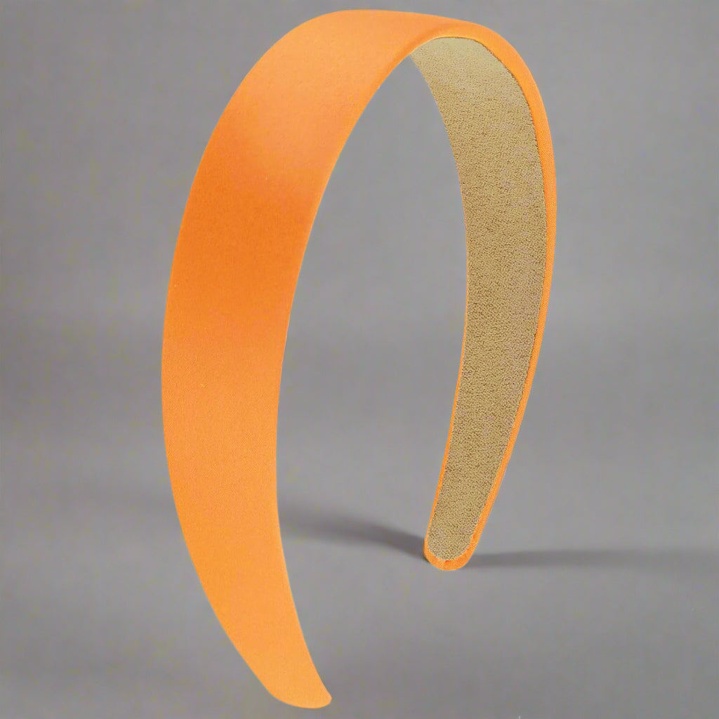 Serre-tête orange, offrant un maintien léger et sécurisé, idéal pour une coiffure, pour compléter vos tenues tout en offrant une fixation pratique. 