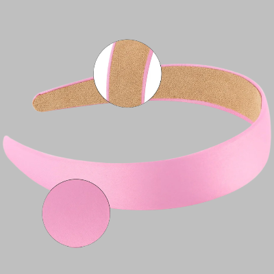 Serre-tête rose sur fond gris , offrant un maintien léger et sécurisé, idéal pour une coiffure, pour compléter vos tenues tout en offrant une fixation pratique. 