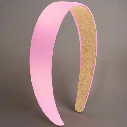 serre-tête rose, offre un maintien léger et sécurisé, idéal pour une coiffure, pour compléter vos tenues tout en offrant une fixation pratique. 