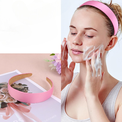 Femme qui fait un soin visage portant serre-tête orange, offrant un maintien léger et sécurisé, idéal pour une coiffure, pour compléter vos tenues tout en offrant une fixation pratique. 