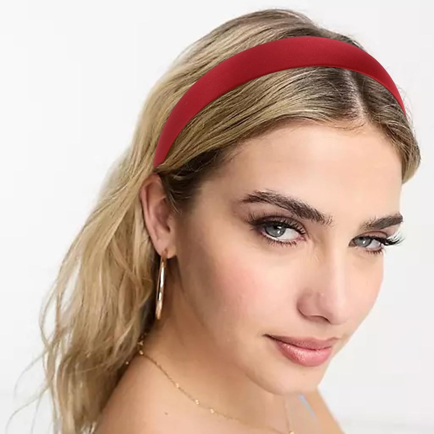 Femme blonde avec serre-tête  rouge, parfait pour compléter une coiffure. 
