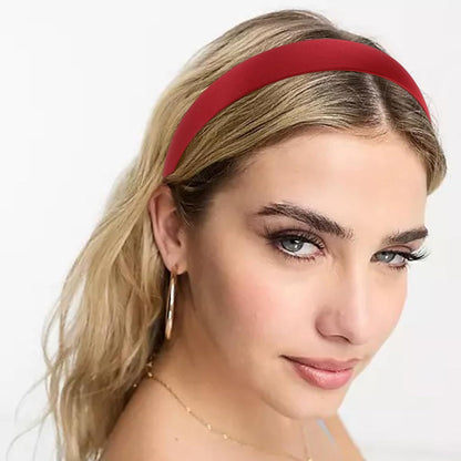 Femme blonde avec serre-tête  rouge, parfait pour compléter une coiffure. 