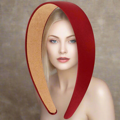 Serre-tête rouge, idéal pour ajouter une note de style à votre coiffure tout en assurant une tenue parfaite. 