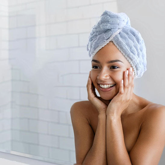 Belle femme métisse portant la serviette pour cheveux bleue
