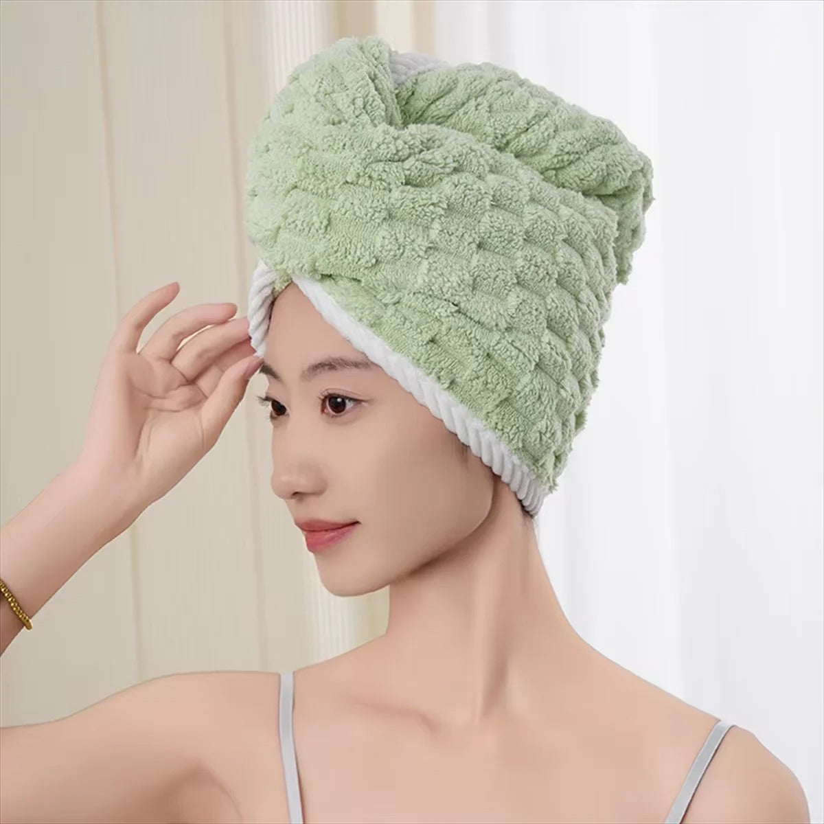 Jeune femme avec une serviette de bain pour cheveux, confortablement enroulée pour un séchage efficace et doux